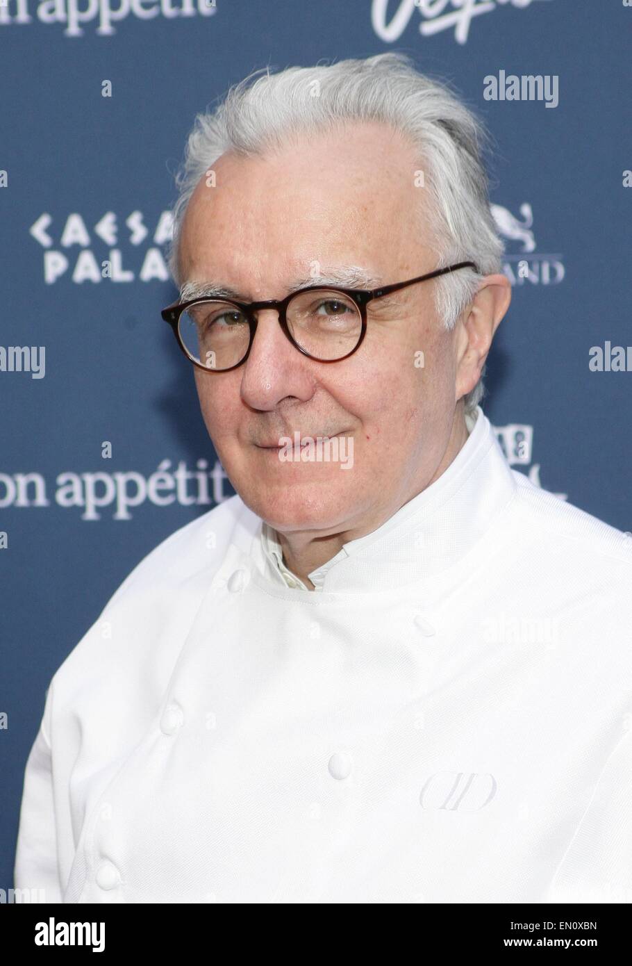 Las Vegas, NV, USA. 24. April 2015. Alain Ducasse im Ankunftsbereich für Grand Tasting am neunten jährlichen Vegas entkorken würde von Bon Appetit, Garten der Götter-Pool-Oase im Caesars Palace, Las Vegas, NV 24. April 2015. Bildnachweis: James Atoa/Everett Collection/Alamy Live-Nachrichten Stockfoto