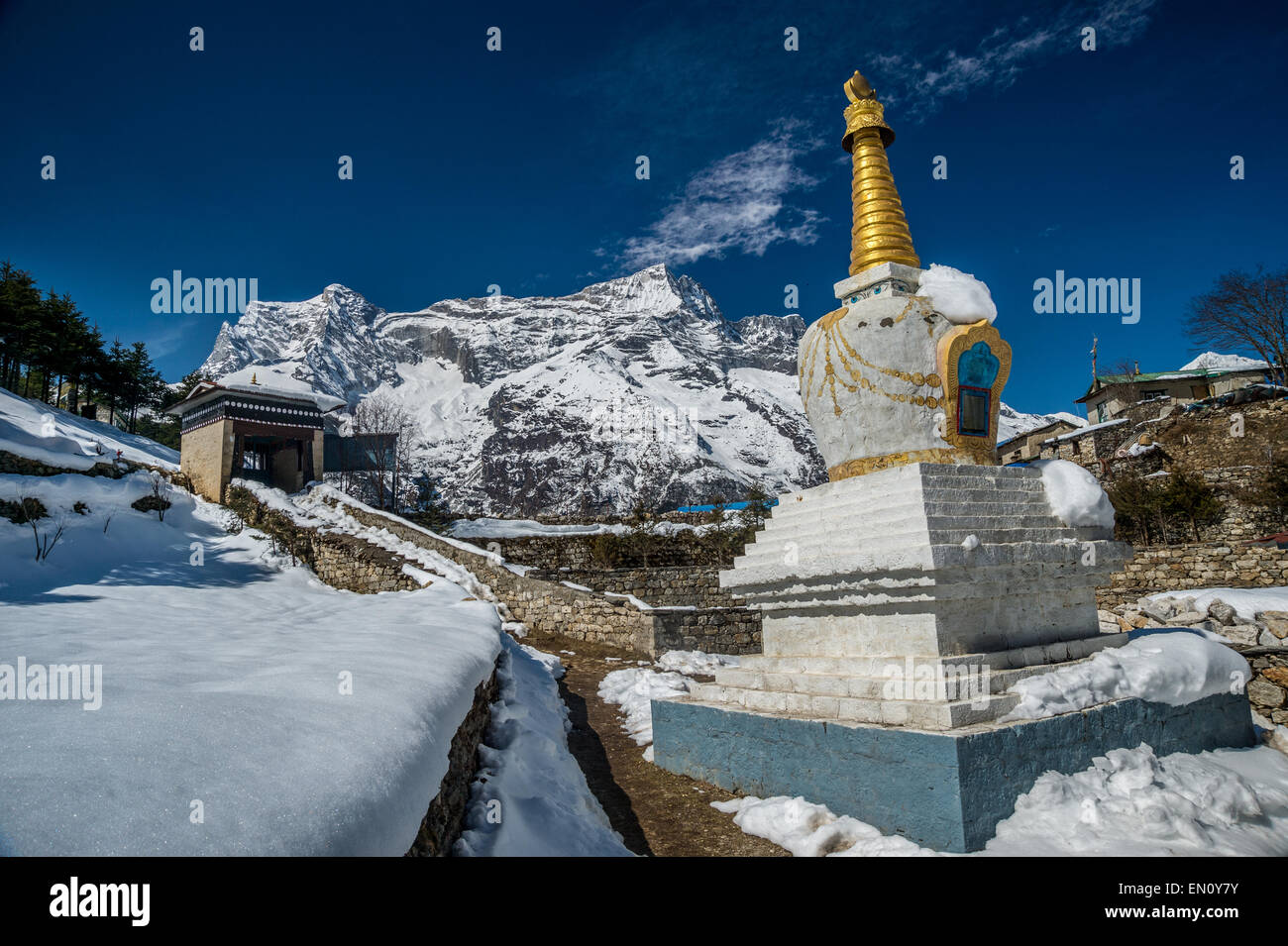 Sagarmatha Nationalpark, Nepal - vom 9. März 2015: Stupa in Namche Bazar mit nupla Berg im Hintergrund Stockfoto