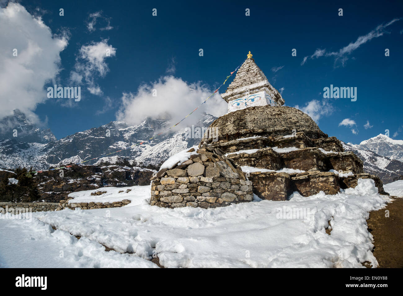 Sagarmatha Nationalpark, Nepal - 9. März 2015: Stupa in der Himalaya-Region Stockfoto