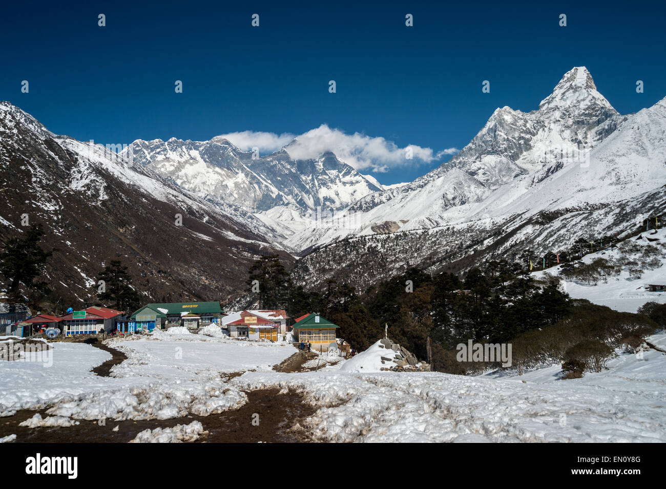 Blick auf Everest, Lhotse, Nuptse, Gipfel der Ama Dablam in der Everest Region mit Deboche Dorf im Vordergrund Stockfoto