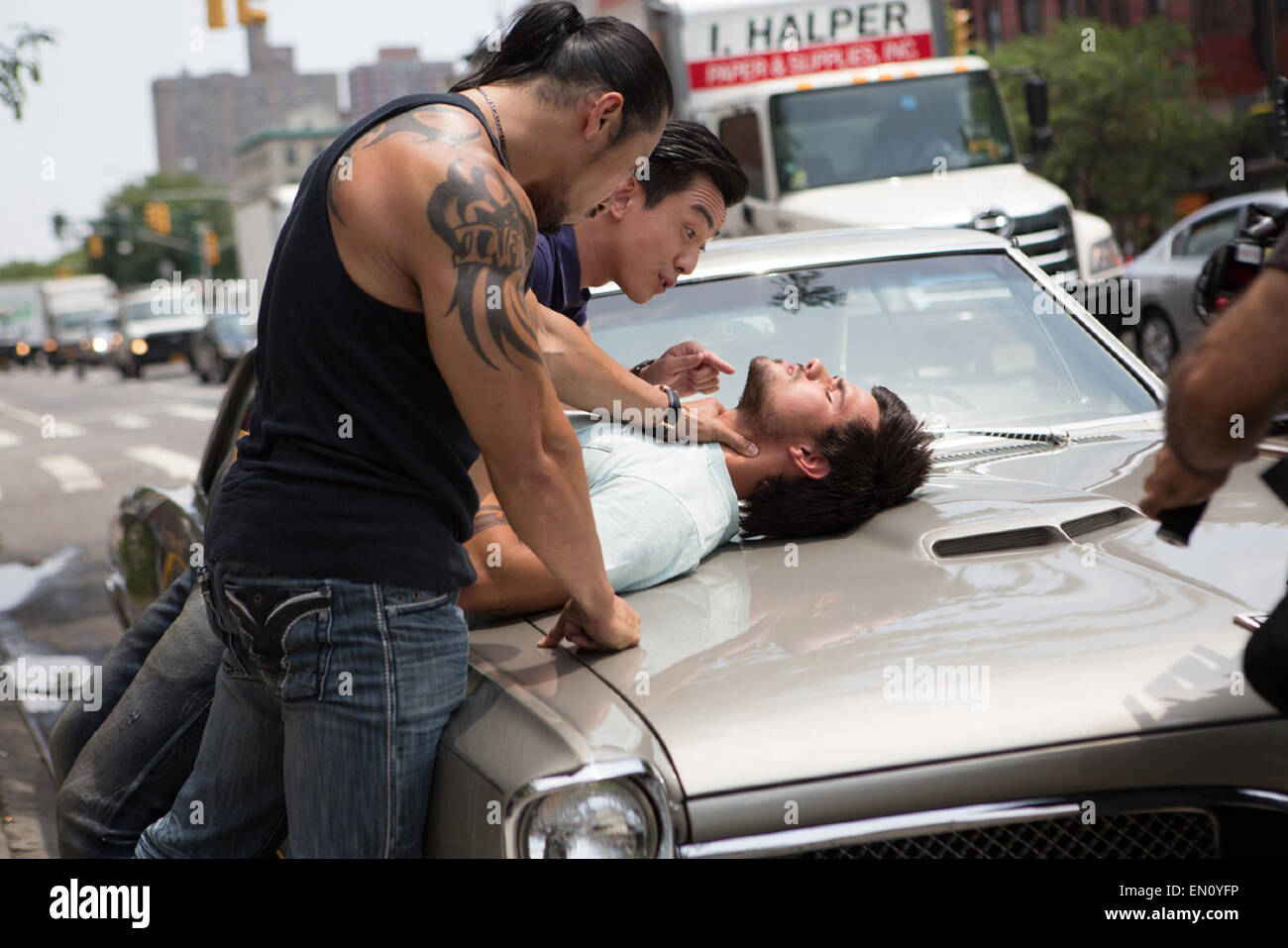 Tracer ist ein 2015 American Drama Film unter der Regie von Daniel Benmayor und Co-geschrieben von Kevin Lund, Leslie Bohem, Matt Johnson, Matthew Johnson und Scott T.J.   Dieses Foto ist nur zu redaktionellen Zwecken und unterliegen dem Copyright von der Filmgesellschaft und/oder der Fotograf von dem Film oder der Firma zugeordnet und kann nur durch Veröffentlichungen im Zusammenhang mit der Förderung der oben genannten Film reproduziert werden. Eine obligatorische Gutschrift auf die Filmgesellschaft ist erforderlich. Der Fotograf sollte auch angerechnet werden, wenn bekannt. Stockfoto Tracer ist ein 2015 American Drama Film unter der Regie von Daniel Benmayor und Co-geschrieben von Kevin Lund, Leslie Bohem, Matt Johnson, Matthew Johnson und Scott T.J.   Dieses Foto ist nur zu redaktionellen Zwecken und unterliegen dem Copyright von der Filmgesellschaft und/oder der Fotograf von dem Film oder der Firma zugeordnet und kann nur durch Veröffentlichungen im Zusammenhang mit der Förderung der oben genannten Film reproduziert werden. Eine obligatorische Gutschrift auf die Filmgesellschaft ist erforderlich. Der Fotograf sollte auch angerechnet werden, wenn bekannt. Stockfoto