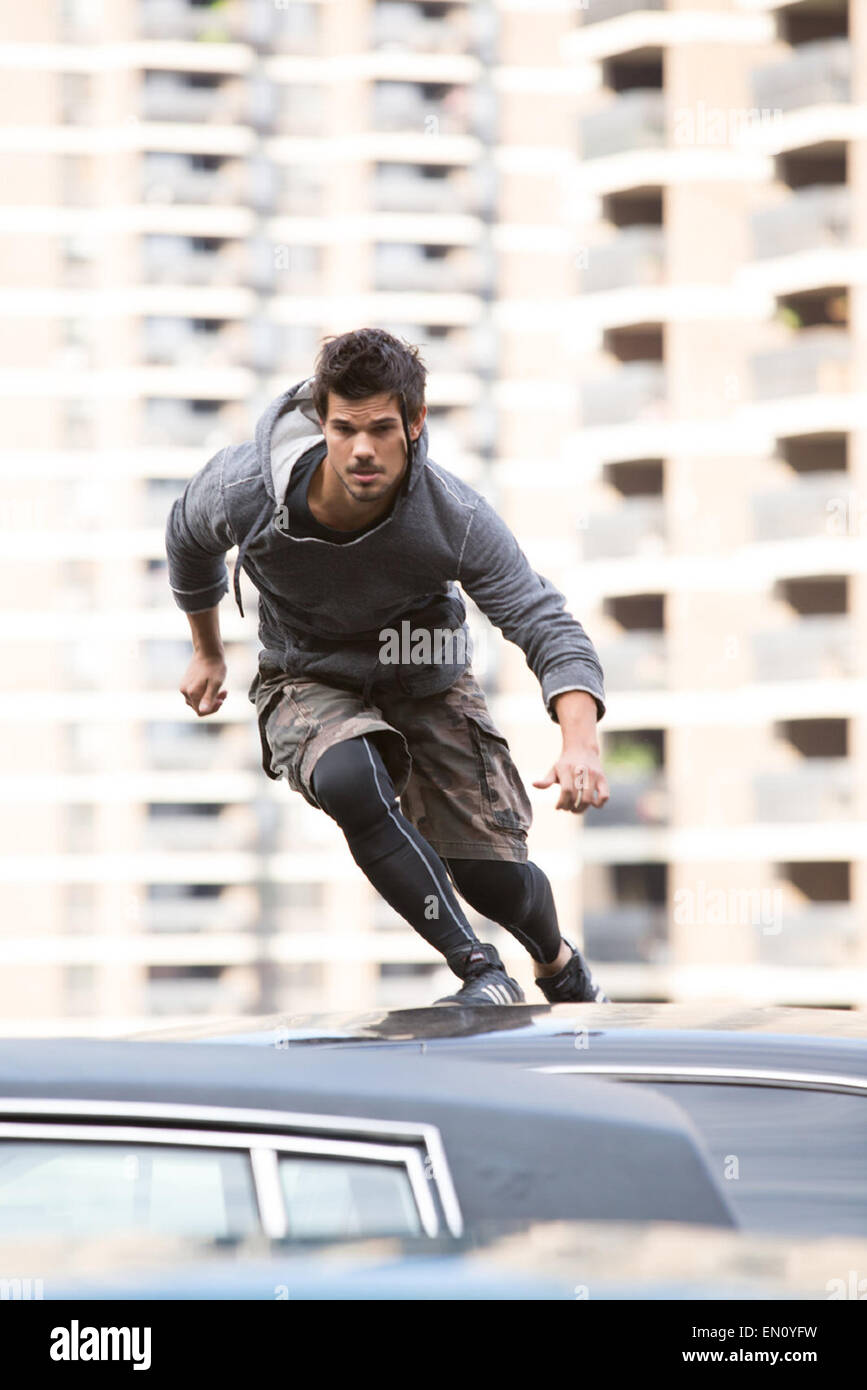 Tracer ist ein 2015 American Drama Film unter der Regie von Daniel Benmayor und Co-geschrieben von Kevin Lund, Leslie Bohem, Matt Johnson, Matthew Johnson und Scott T.J.   Dieses Foto ist nur zu redaktionellen Zwecken und unterliegen dem Copyright von der Filmgesellschaft und/oder der Fotograf von dem Film oder der Firma zugeordnet und kann nur durch Veröffentlichungen im Zusammenhang mit der Förderung der oben genannten Film reproduziert werden. Eine obligatorische Gutschrift auf die Filmgesellschaft ist erforderlich. Der Fotograf sollte auch angerechnet werden, wenn bekannt. Stockfoto Tracer ist ein 2015 American Drama Film unter der Regie von Daniel Benmayor und Co-geschrieben von Kevin Lund, Leslie Bohem, Matt Johnson, Matthew Johnson und Scott T.J.   Dieses Foto ist nur zu redaktionellen Zwecken und unterliegen dem Copyright von der Filmgesellschaft und/oder der Fotograf von dem Film oder der Firma zugeordnet und kann nur durch Veröffentlichungen im Zusammenhang mit der Förderung der oben genannten Film reproduziert werden. Eine obligatorische Gutschrift auf die Filmgesellschaft ist erforderlich. Der Fotograf sollte auch angerechnet werden, wenn bekannt. Stockfoto