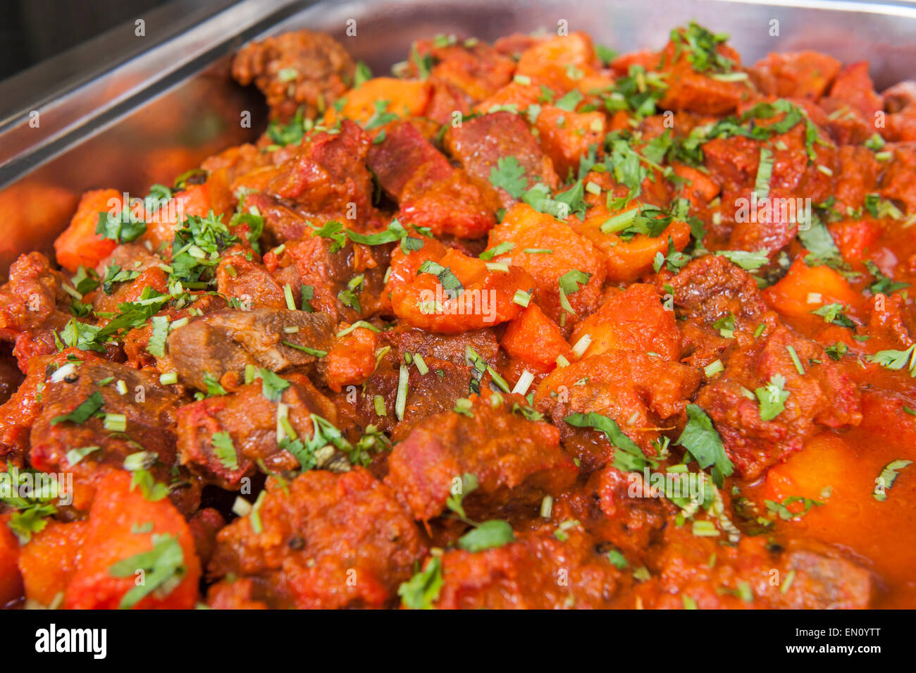 Nahaufnahme Detail ein Rindfleisch-Vindaloo-Curry auf dem Display auf ein indisches Restaurant-buffet Stockfoto