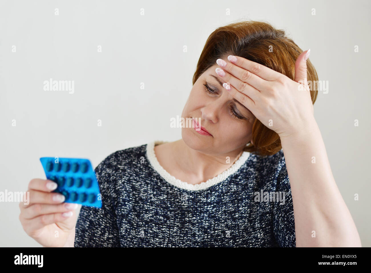 Erwachsene Frau eine Pille gegen Kopfschmerzen Stockfoto