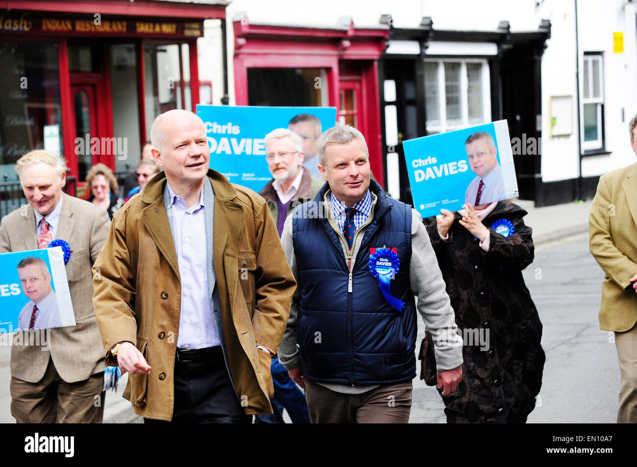 Builth Wells, Powys, UK. 25. April 2015. William Hague & Chris Davies und Unterstützer in der High Street. Rt Hon William Hague, britischer konservativer Politiker (Richmond York 2010-2015) ersten Staatssekretär und Leiter des House Of Commons seit 2014 besucht Builth Wells, Chris Davies, der lokale konservative Parlamentskandidatin für Brecon und Radnorshire zu unterstützen. Bildnachweis: Graham M. Lawrence/Alamy Live-Nachrichten. Stockfoto