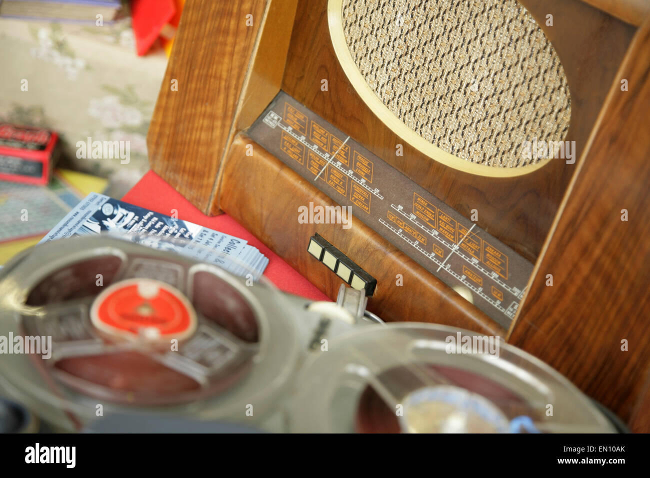 York, UK, 25. April 2015. Ein Vintage Radio auf dem Display an Jahrgangs Festival York Racecourse: eine Veranstaltung präsentiert und feiert die Mode, Schönheit, Autos, Motorräder, Musik und Lifestyle aus der 1930 der 1960er Jahre. Bildnachweis: David Soulsby/Alamy Live-Nachrichten Stockfoto