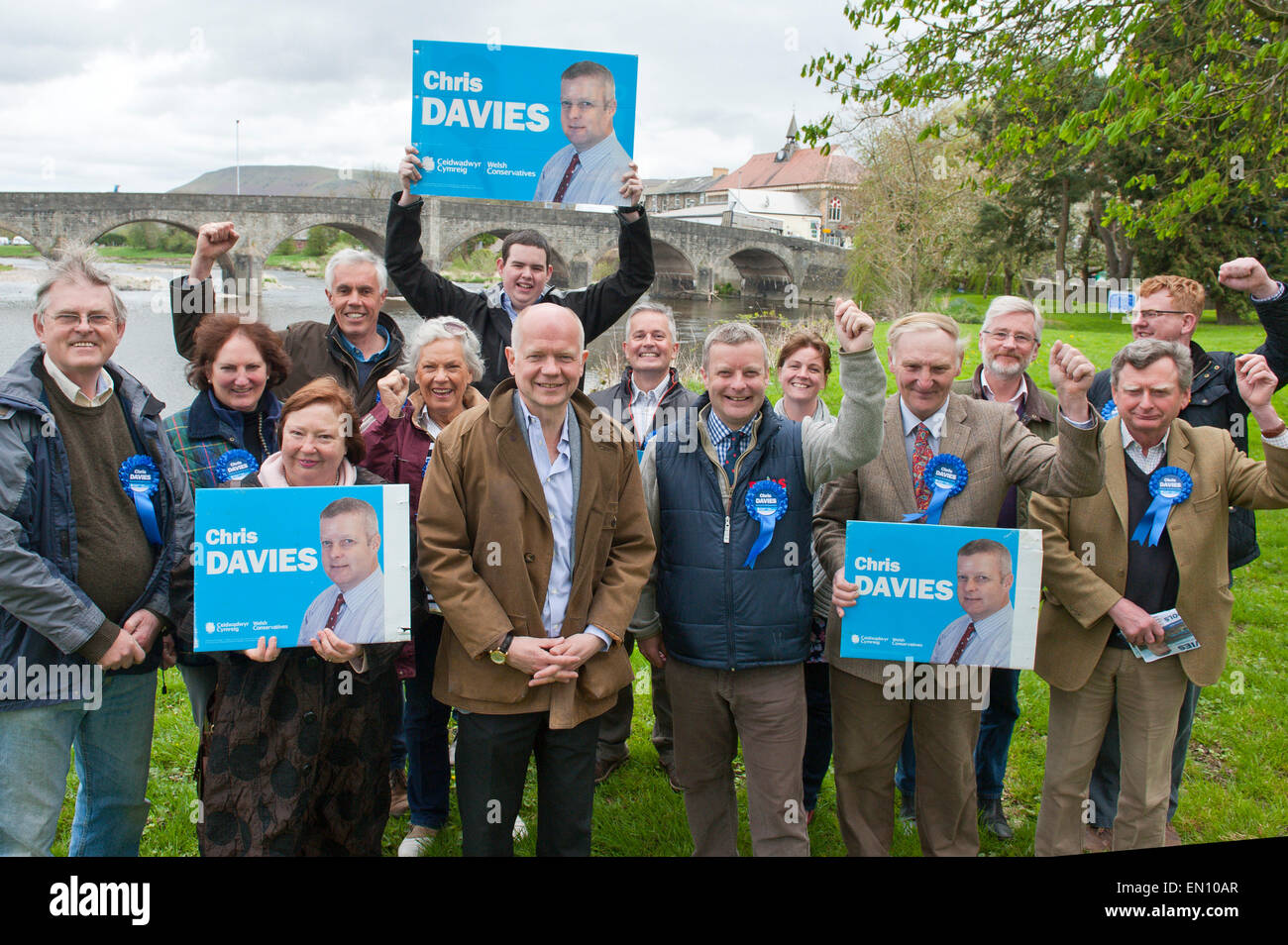 Builth Wells, Powys, UK. 25. April 2015. Konservative Partei Anhänger mit William Hague & Chris Davies durch den Fluss Wye. Rt Hon William Hague, britischer konservativer Politiker (Richmond York 2010-2015) ersten Staatssekretär und Leiter des House Of Commons seit 2014 besucht Builth Wells, Chris Davies, der lokale konservative Parlamentskandidatin für Brecon und Radnorshire zu unterstützen. Bildnachweis: Graham M. Lawrence/Alamy Live-Nachrichten. Stockfoto