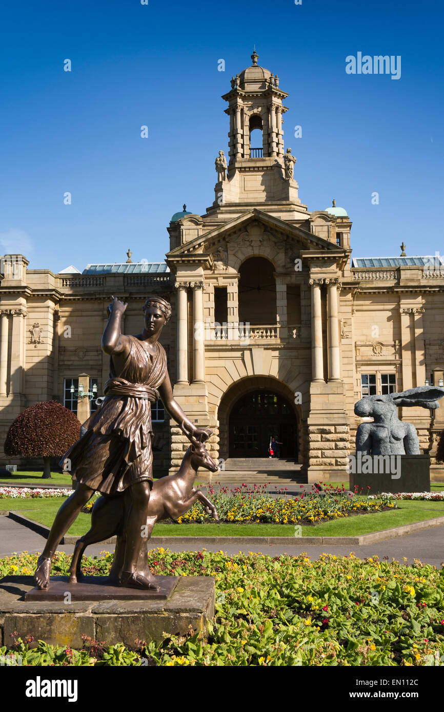 Großbritannien, England, Yorkshire, Bradford Lister Park, Carwtright Hall, Bronze Statue der Diana die Jägerin Artemis Stockfoto