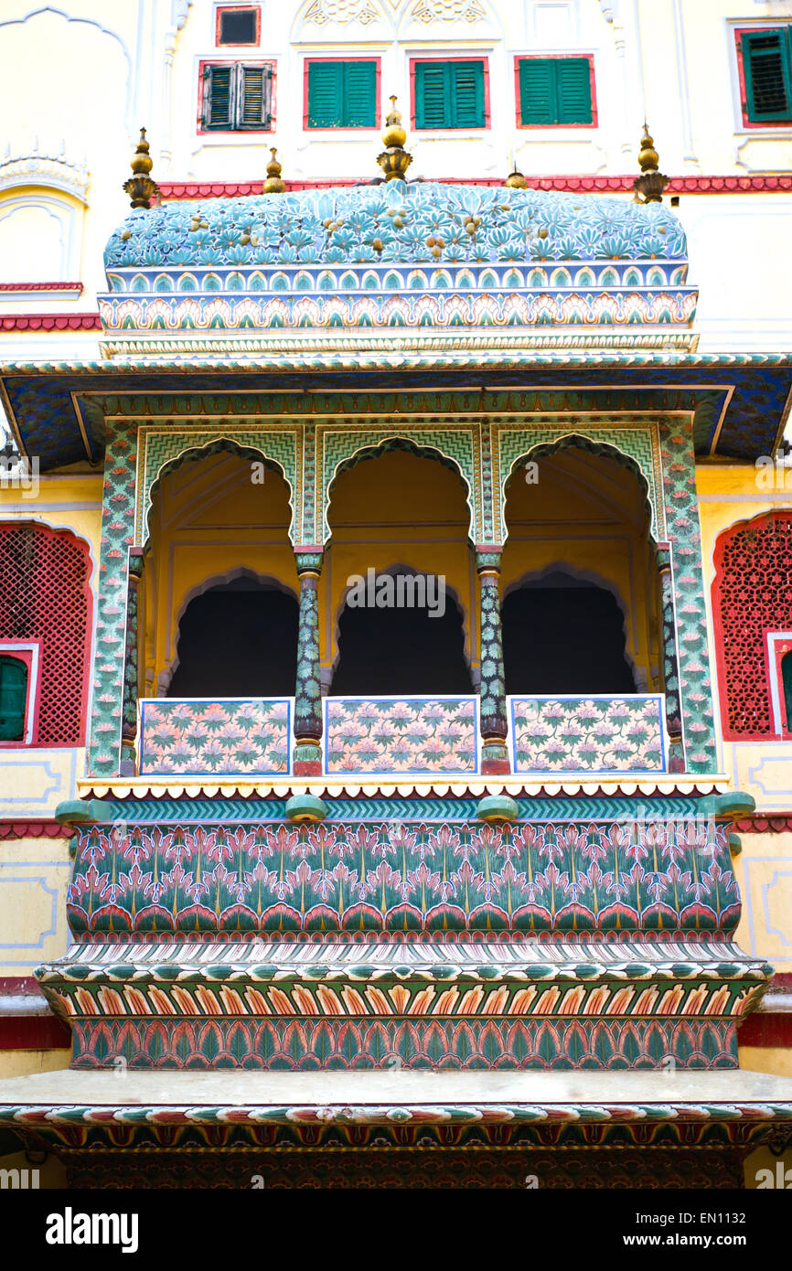 Balkon im Stadtschloss Kunstwerke. Jaipur, Rajasthan, Indien Stockfoto