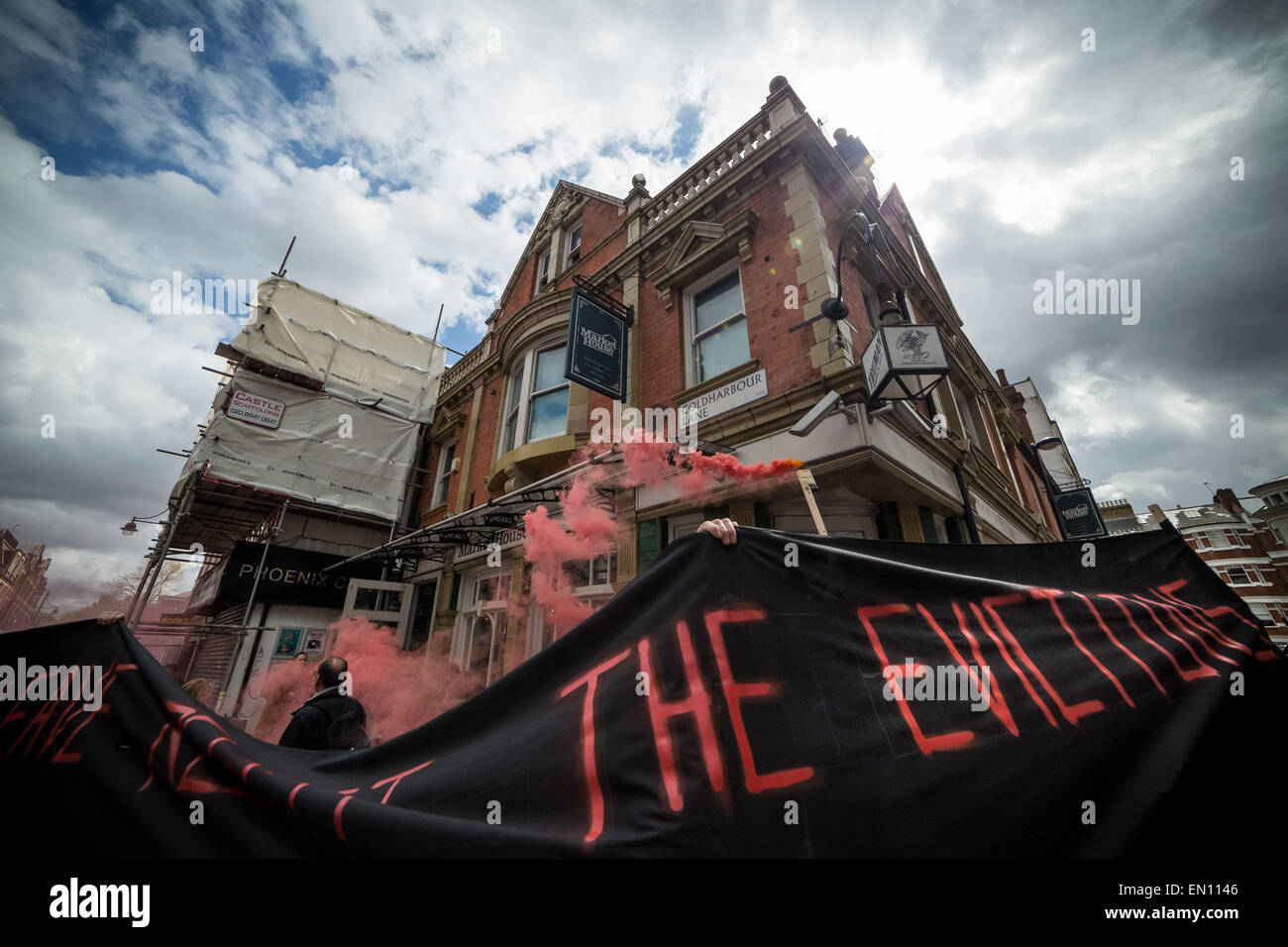 London, UK. 25. April 2015. Brixton als Aktivisten Protest gegen Gentrifizierung Guthaben zurückfordern: Guy Corbishley/Alamy Live-Nachrichten Stockfoto