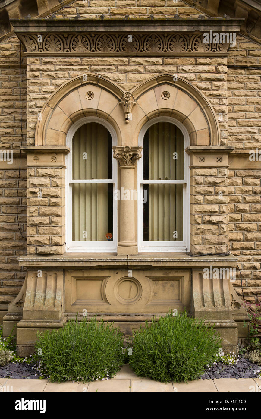 Großbritannien, England, Yorkshire, Bradford, Saltaire, Victoria Road, gotischen Bogenfenstern Armenhaus Stockfoto