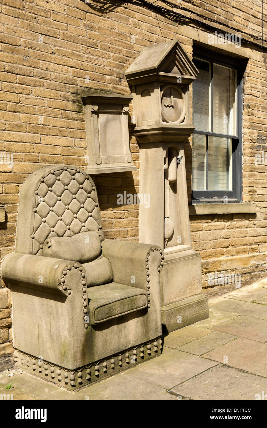 Großbritannien, England, Yorkshire, Bradford, wenig Deutschland, Opas Uhr und Stuhl-Skulptur von Timothy Shutter Stockfoto