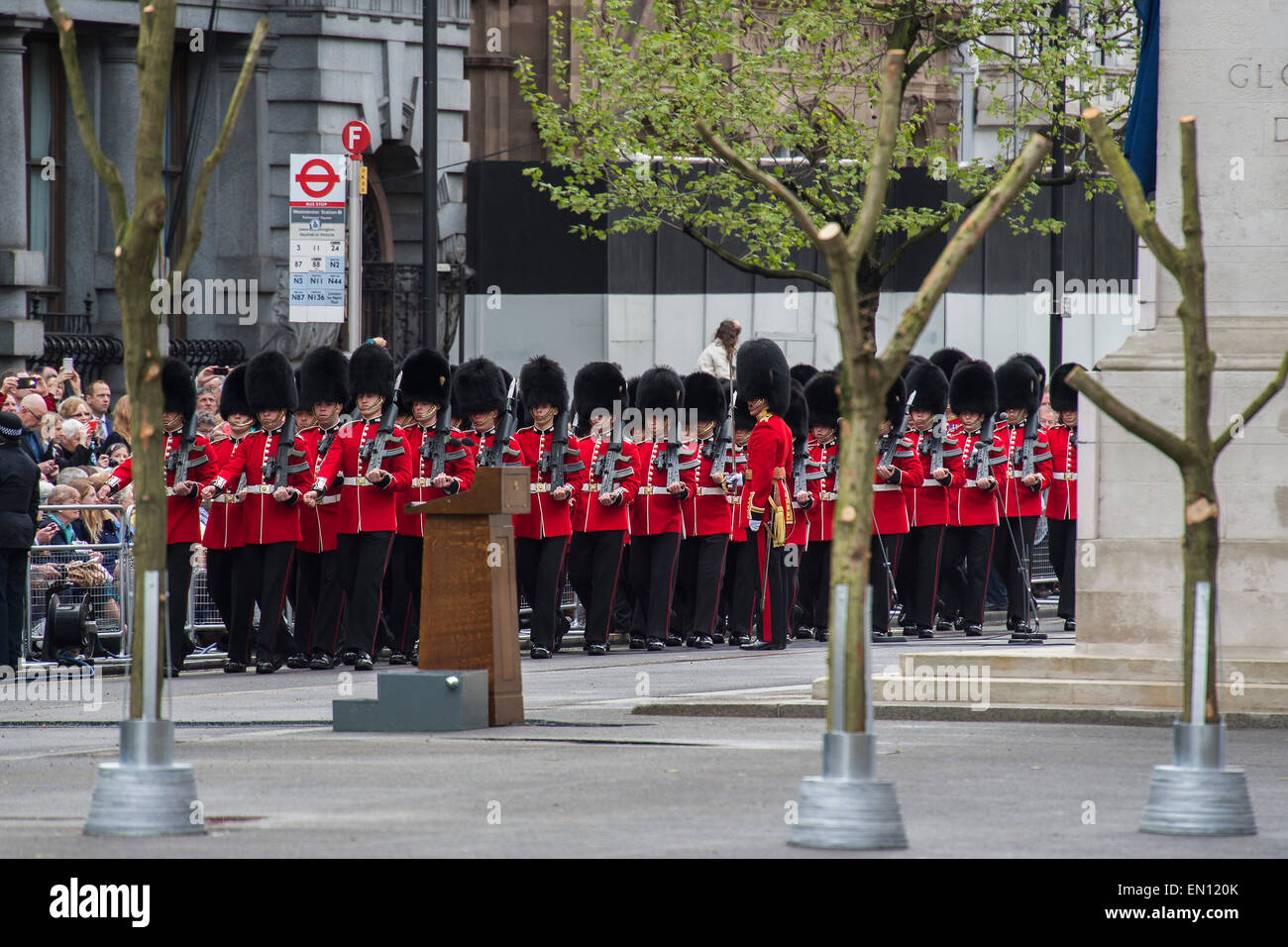 Eine Gedenkfeier in London anlässlich die Hundertjahrfeier der Gallipoli Kampagne 25. April 2015 am Ehrenmal am Whitehall, Westminster. Nachkommen derer, die in der Kampagne gekämpft marschieren auch vorbei, unter der Leitung von militärischem Personal, als Teil der Zeremonie. Dies ist eine Ergänzung zu der üblichen jährlichen Zeremonie organisiert ByvThe hohe Provisionen von Australien und Neuseeland. Stockfoto