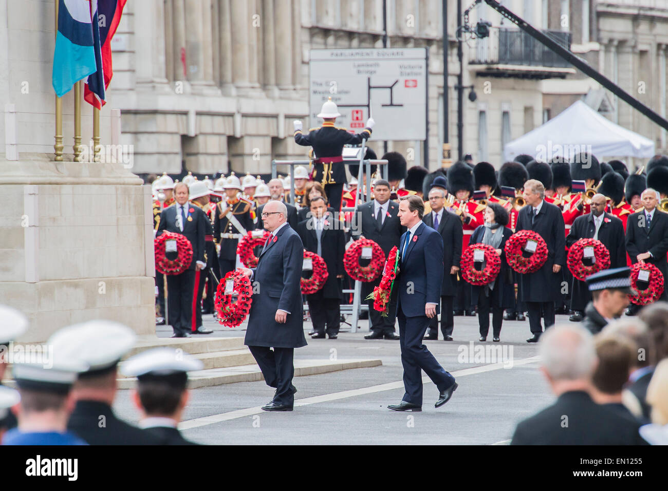 David Cameron durchführt seinen Kranz. Eine Gedenkfeier in London anlässlich die Hundertjahrfeier der Gallipoli Kampagne 25. April 2015 am Ehrenmal am Whitehall, Westminster. Nachkommen derer, die in der Kampagne gekämpft marschieren auch vorbei, unter der Leitung von militärischem Personal, als Teil der Zeremonie. Dies ist eine Ergänzung zu der üblichen jährlichen Zeremonie organisiert ByvThe hohe Provisionen von Australien und Neuseeland. Stockfoto