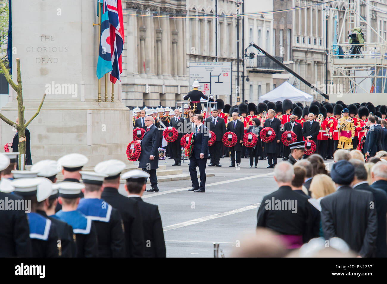 David Cameron durchführt seinen Kranz. Eine Gedenkfeier in London anlässlich die Hundertjahrfeier der Gallipoli Kampagne 25. April 2015 am Ehrenmal am Whitehall, Westminster. Nachkommen derer, die in der Kampagne gekämpft marschieren auch vorbei, unter der Leitung von militärischem Personal, als Teil der Zeremonie. Dies ist eine Ergänzung zu der üblichen jährlichen Zeremonie organisiert ByvThe hohe Provisionen von Australien und Neuseeland. Stockfoto