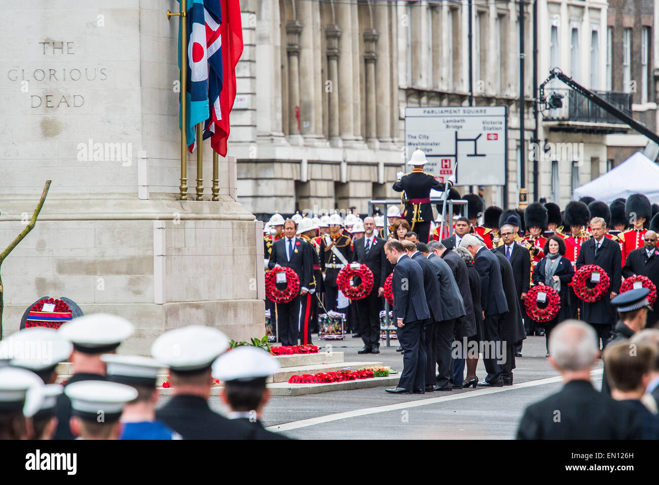 Eine Gedenkfeier in London anlässlich die Hundertjahrfeier der Gallipoli Kampagne 25. April 2015 am Ehrenmal am Whitehall, Westminster. Nachkommen derer, die in der Kampagne gekämpft marschieren auch vorbei, unter der Leitung von militärischem Personal, als Teil der Zeremonie. Dies ist eine Ergänzung zu der üblichen jährlichen Zeremonie organisiert ByvThe hohe Provisionen von Australien und Neuseeland. Stockfoto