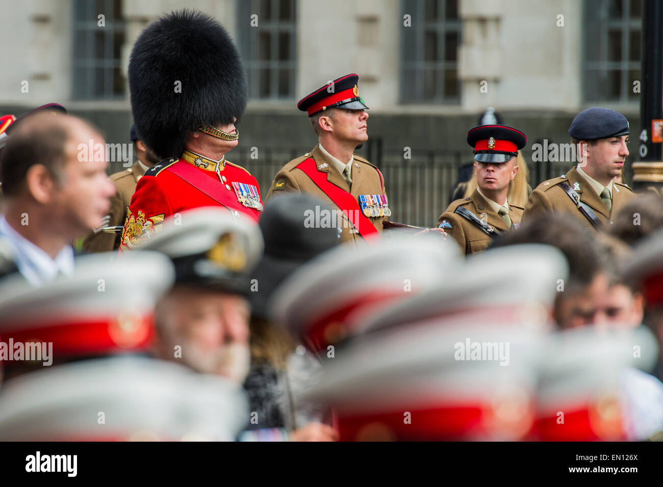 Eine Gedenkfeier in London anlässlich die Hundertjahrfeier der Gallipoli Kampagne 25. April 2015 am Ehrenmal am Whitehall, Westminster. Nachkommen derer, die in der Kampagne gekämpft marschieren auch vorbei, unter der Leitung von militärischem Personal, als Teil der Zeremonie. Dies ist eine Ergänzung zu der üblichen jährlichen Zeremonie organisiert ByvThe hohe Provisionen von Australien und Neuseeland. Stockfoto