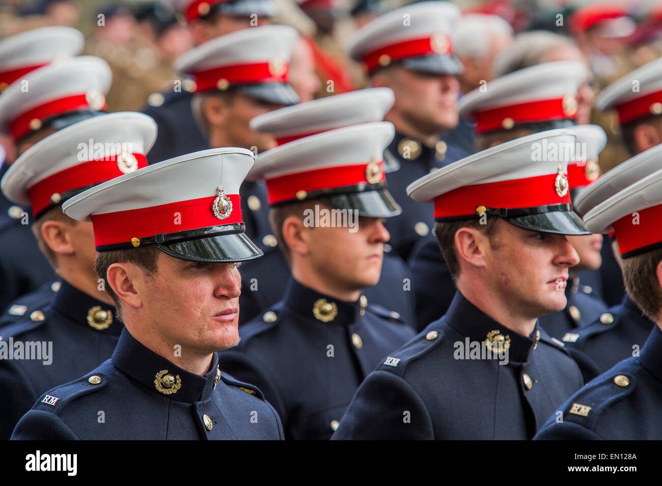 Eine Gedenkfeier in London anlässlich die Hundertjahrfeier der Gallipoli Kampagne 25. April 2015 am Ehrenmal am Whitehall, Westminster. Nachkommen derer, die in der Kampagne gekämpft marschieren auch vorbei, unter der Leitung von militärischem Personal, als Teil der Zeremonie. Dies ist eine Ergänzung zu der üblichen jährlichen Zeremonie organisiert ByvThe hohe Provisionen von Australien und Neuseeland. Stockfoto