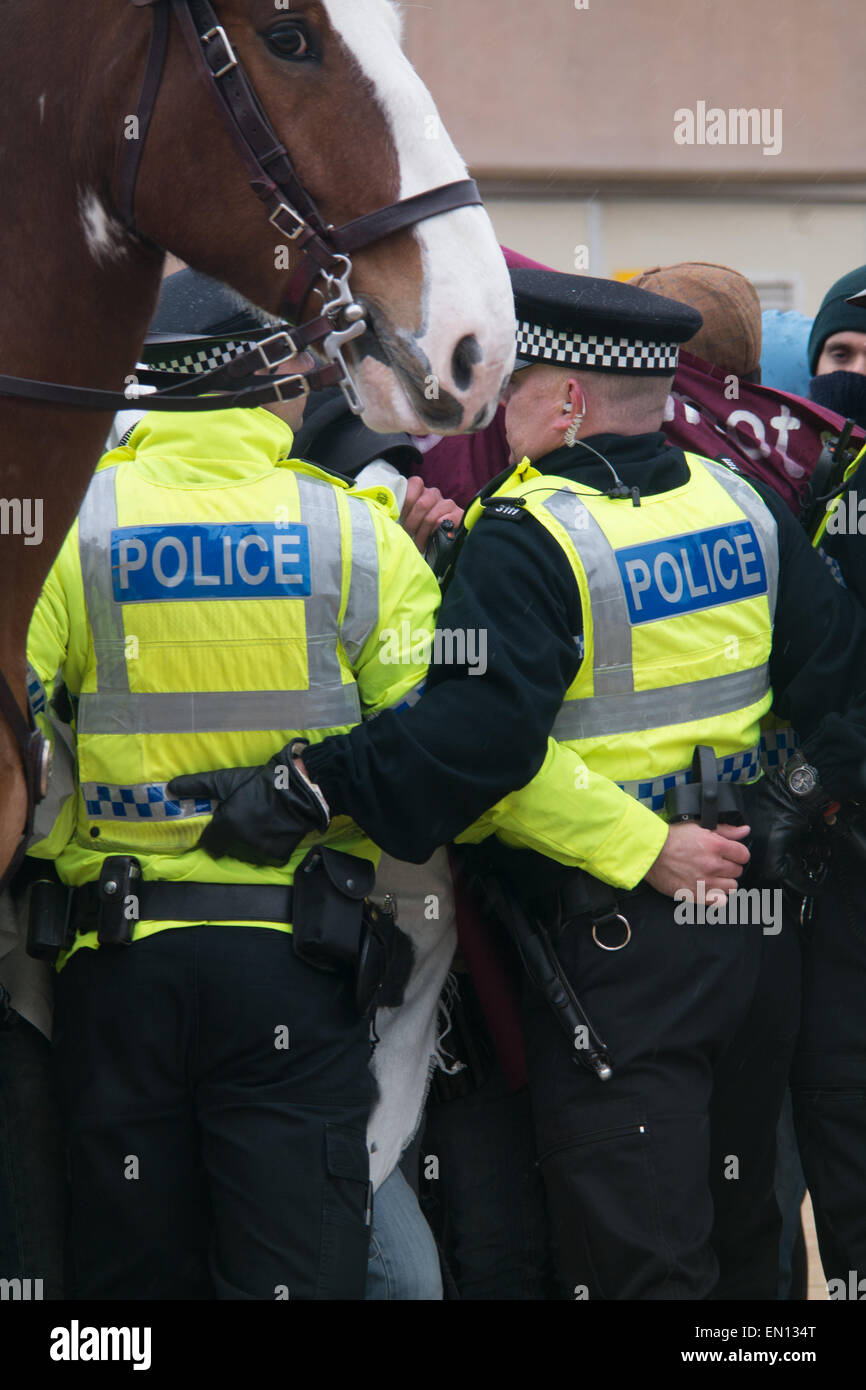 Blackpool UK, 25. April 2015. Nachrichten, dazu führen, dass Demonstranten aus der Anti-Facist Bewegung einige Transportprobleme entlang der Promenade in Blackpool. Die Polizei in großer Zahl dazu beitragen, um die Demonstranten zu enthalten und versuchen, der Störung uns unter sehr schwierigen Bedingungen Credit möglichst gering zu halten: Gary Telford/Alamy live-Nachrichten Stockfoto