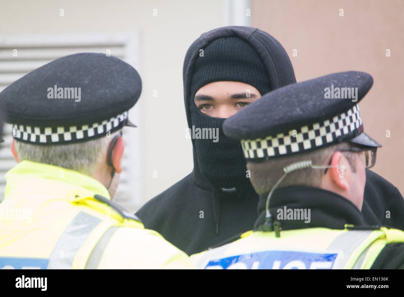 Blackpool UK, 25. April 2015. Nachrichten, dazu führen, dass Demonstranten aus der Anti-Facist Bewegung einige Transportprobleme entlang der Promenade in Blackpool. Die Polizei in großer Zahl dazu beitragen, um die Demonstranten zu enthalten und versuchen, der Störung uns unter sehr schwierigen Bedingungen Credit möglichst gering zu halten: Gary Telford/Alamy live-Nachrichten Stockfoto