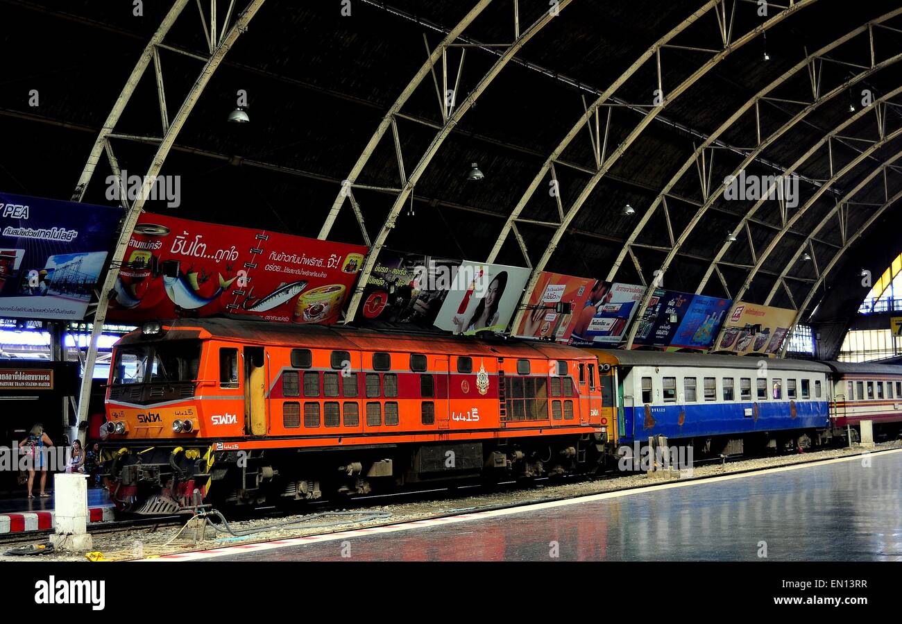 Bangkok Thailand Thai Eisenbahn Zug Warten An Bord Passagiere In Dem Hohlenartigen Grosse Schuppen Am Hua Lamphong Station Stockfotografie Alamy