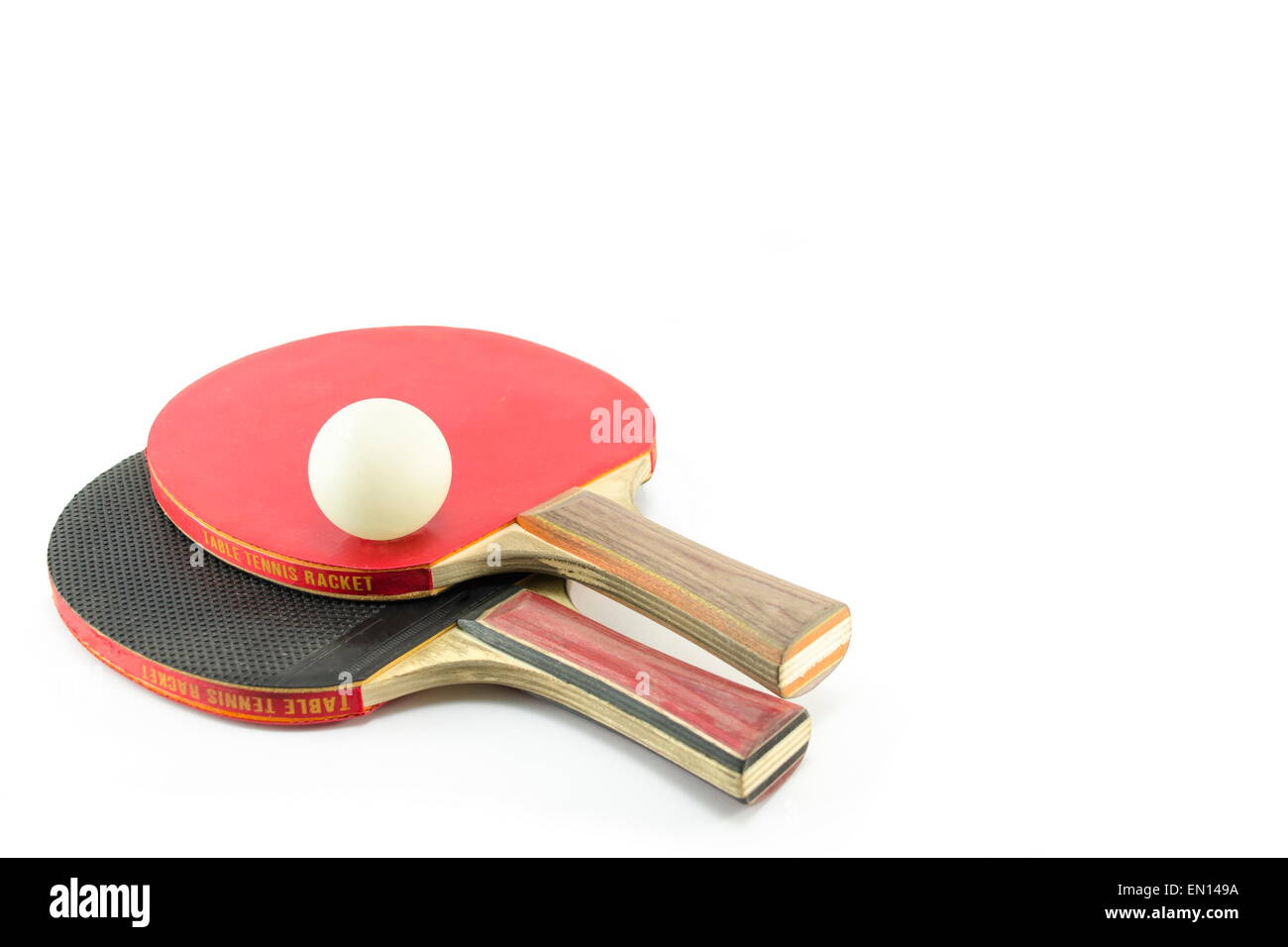 Zwei Tischtennis-Schläger und einen Ball, isoliert Stockfoto