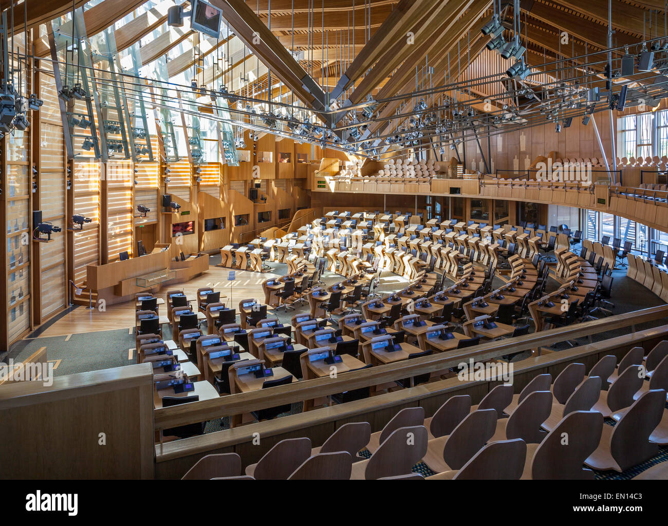 Innere der Sitzungssaal des schottischen Parlaments, keine MSPs sitzen. Stockfoto