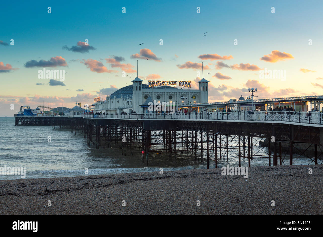Europa, Großbritannien, England, East Sussex, Brighton, Brighton Pier und Strand Palace Pier, Baujahr 1899, Küstenlinie in der Abenddämmerung Stockfoto