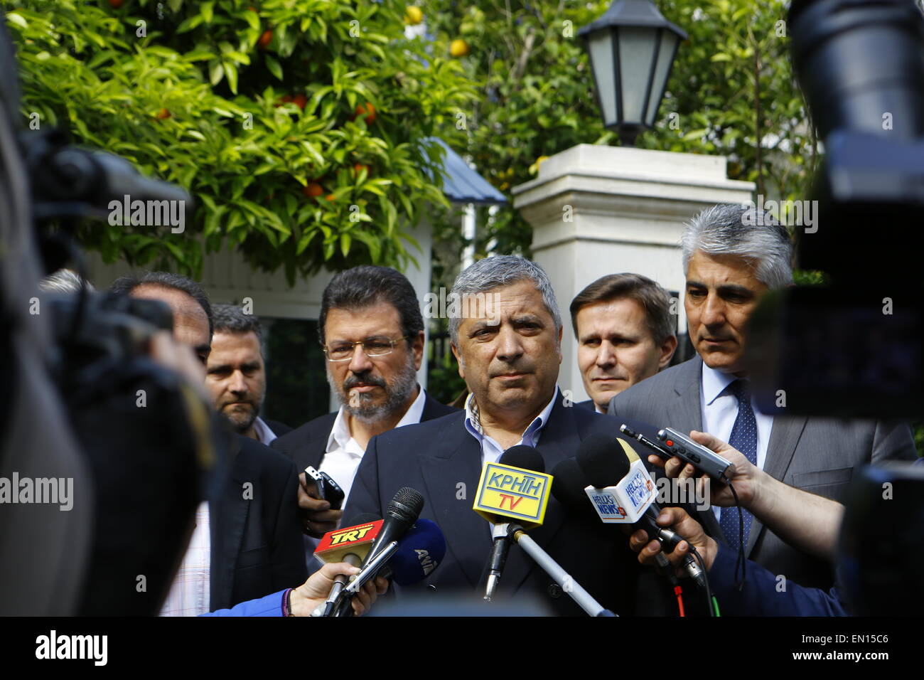 Athen, Griechenland. 25. April 2015. Der Präsident der Kabeljau und Bürgermeister der Gemeinde Athen Marousi, George Patoulis (Mitte), gibt ein Interview außerhalb der Maximos Villa nach den Gesprächen. Griechischen Premierminister Alexis Tsipras traf mit dem Verwaltungsrat der Zentralverband der Gemeinden (Kabeljau), das Vertretungsorgan der griechischen Bürgermeister, um seinen Antrag für die Cash zu diskutieren transfer von lokalen Regierungen, um die nächste Rate der griechischen Schulden abzuzahlen. Bildnachweis: Michael Debets/Alamy Live-Nachrichten Stockfoto