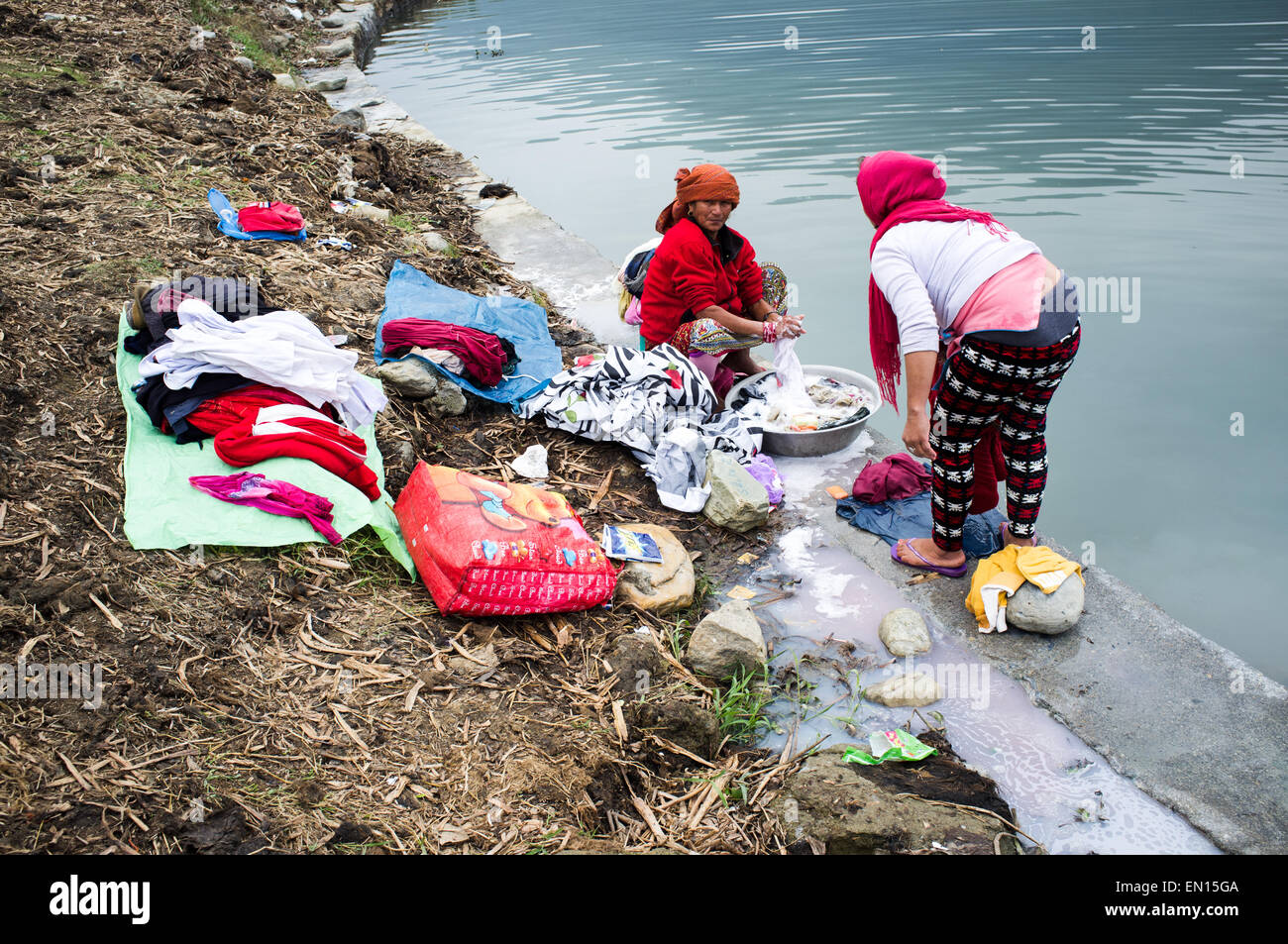 Nepalesische Frauen Waschen Tuch am Phewa-See in Pokhara Tal Annapurna-Nepal Stockfoto