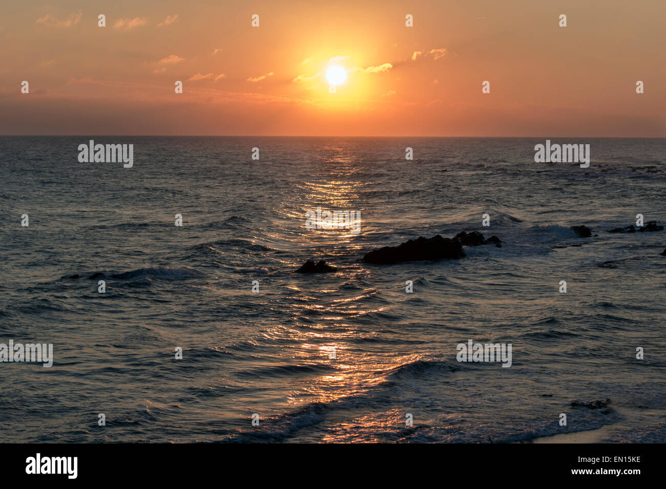Sonnenuntergang über dem Meer. Stockfoto