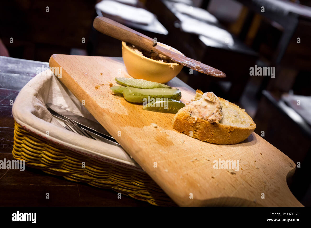 Traditionelle polnische Schmalz auf einer Scheibe Brot und saure Gurken Stockfoto