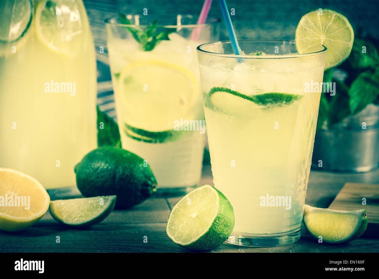 Erfrischende Limonade trinken und Reife Früchte aus Holz Hintergrund Stockfoto