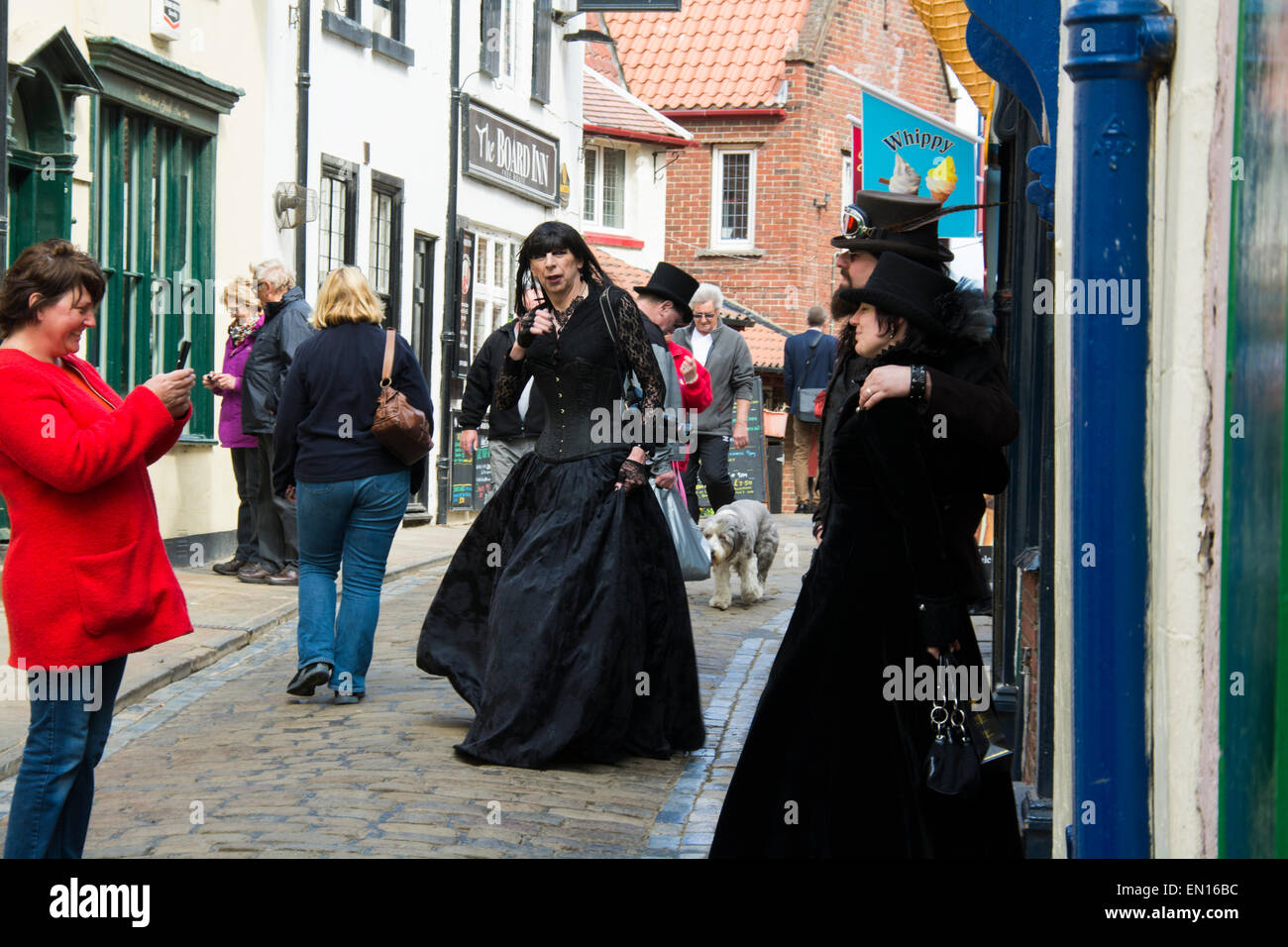 Whitby, North Yorkshire, England, 25. April 2015. Whitby Gothic Weekend. Goten immer fotografieren Credit: Peter Reed / Alamy Live News Stockfoto