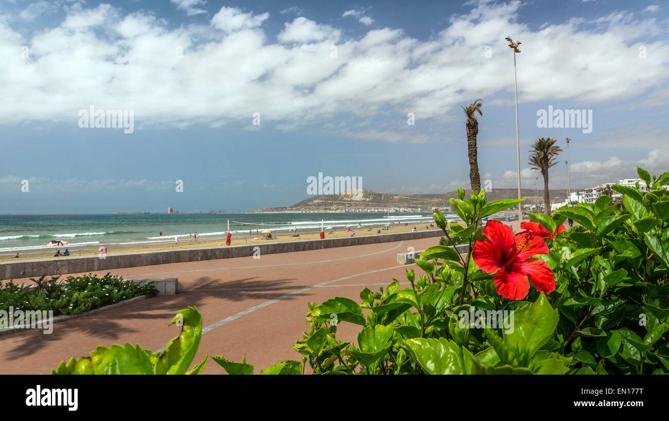 Promenade in Agadir mit dem Berg im Hintergrund, Marokko Stockfoto