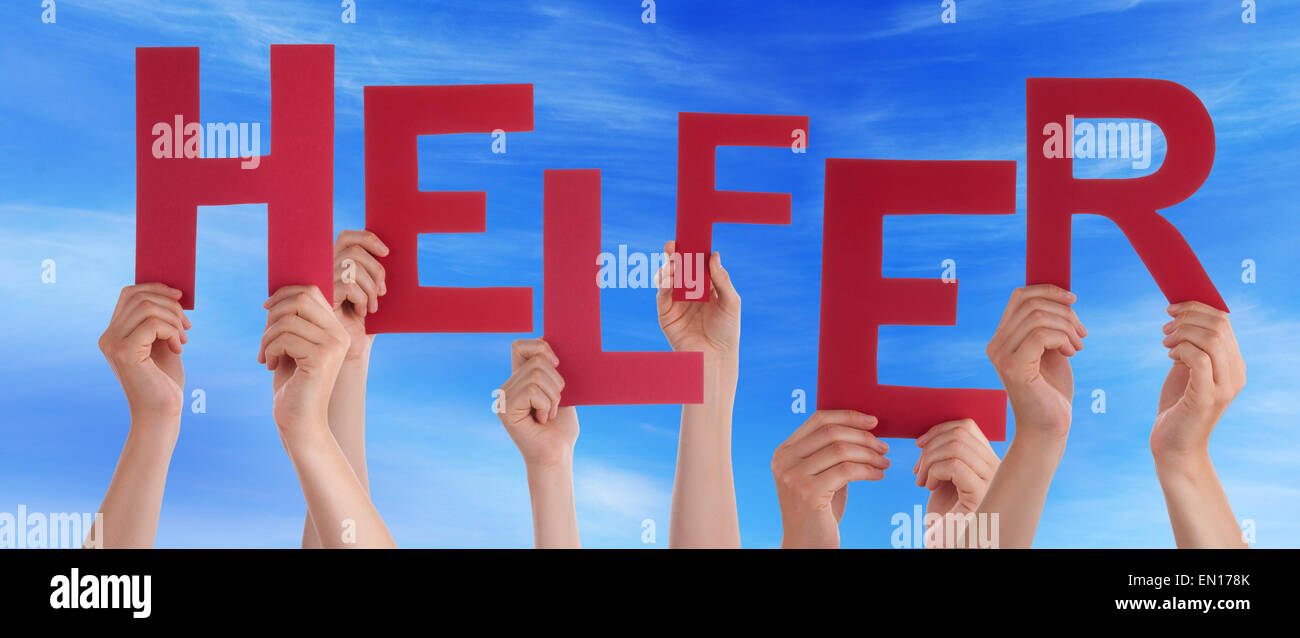 Viele kaukasische Menschen und Händen mit roten Buchstaben oder Zeichen Gebäude das deutsche Wort Helfer D.h. Helfer am blauen Himmel Stockfoto