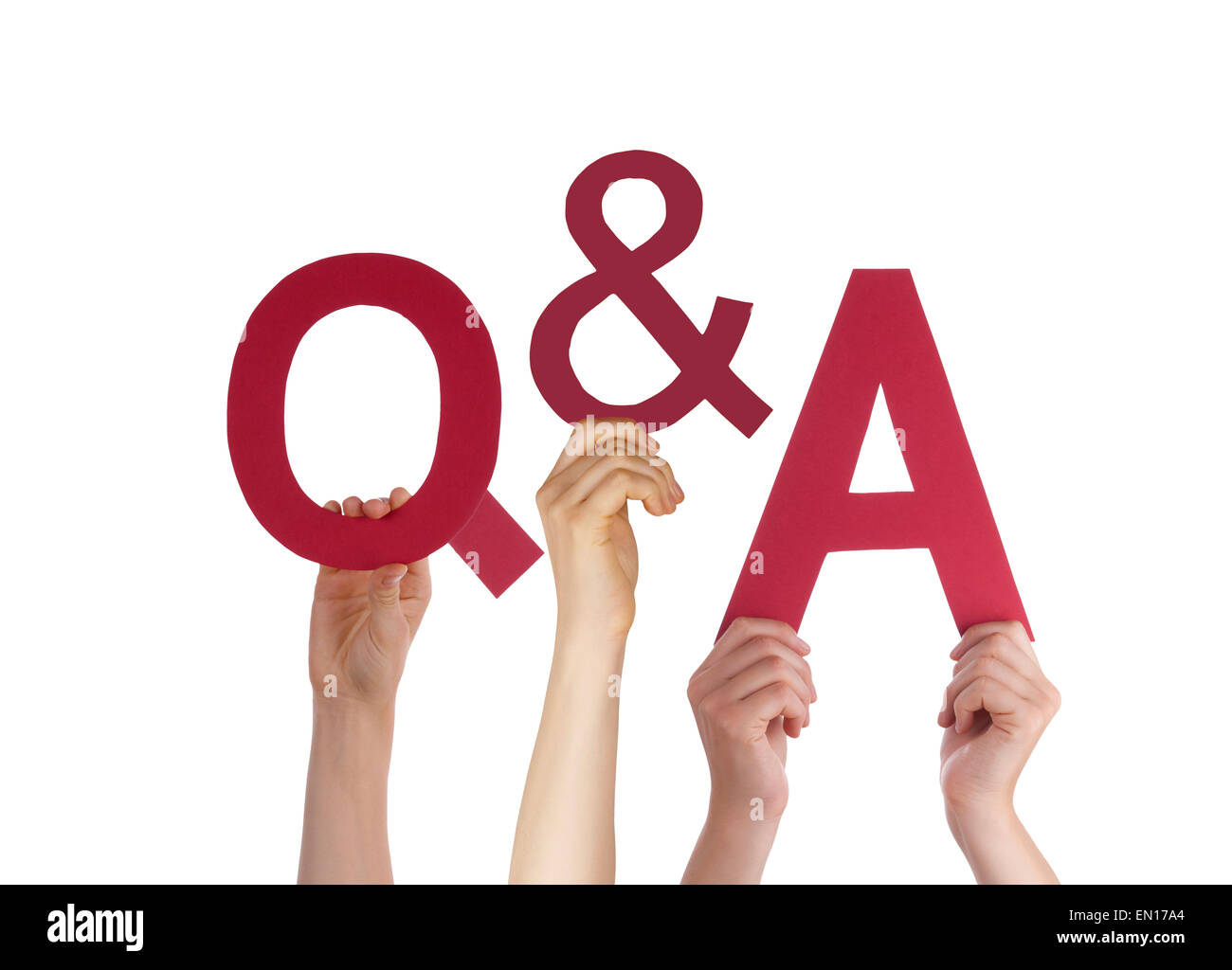 Viele kaukasische Menschen und Händen mit roten Buchstaben oder Zeichen Gebäude der isolierten englische Wort Q und A Mittel Fragen und Stockfoto