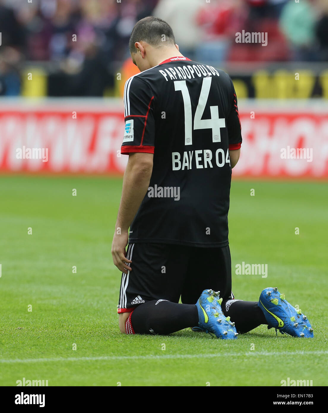 Köln, Deutschland, 25. April 2015. Bundesliga, 1. FC Köln gegen Bayer Leverkusen. Kyriakos Papadopoulos (Leverkusen) Knie auf dem Spielfeld vor Anpfiff. Bildnachweis: Jürgen Schwarz/Alamy Live-Nachrichten Stockfoto