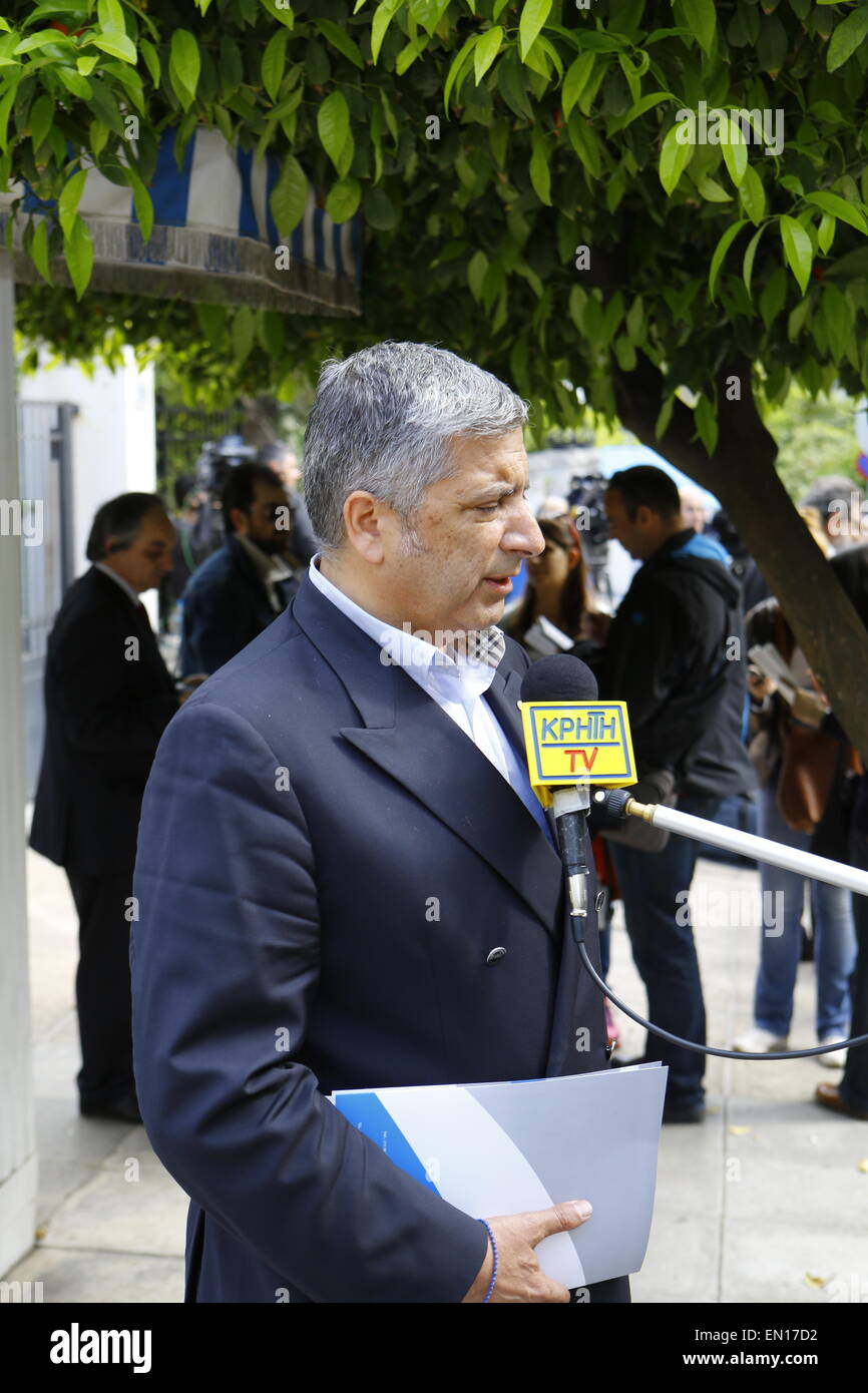 Athen, Griechenland. 25. April 2015. Der Präsident der Kabeljau und Bürgermeister der Gemeinde Athen Marousi, George Patoulis, gibt ein Interview außerhalb der Maximos Villa nach den Gesprächen. Griechischen Premierminister Alexis Tsipras traf mit dem Verwaltungsrat der Zentralverband der Gemeinden (Kabeljau), das Vertretungsorgan der griechischen Bürgermeister, um seinen Antrag für die Cash zu diskutieren transfer von lokalen Regierungen, um die nächste Rate der griechischen Schulden abzuzahlen. Bildnachweis: Michael Debets/Pacific Press/Alamy Live-Nachrichten Stockfoto