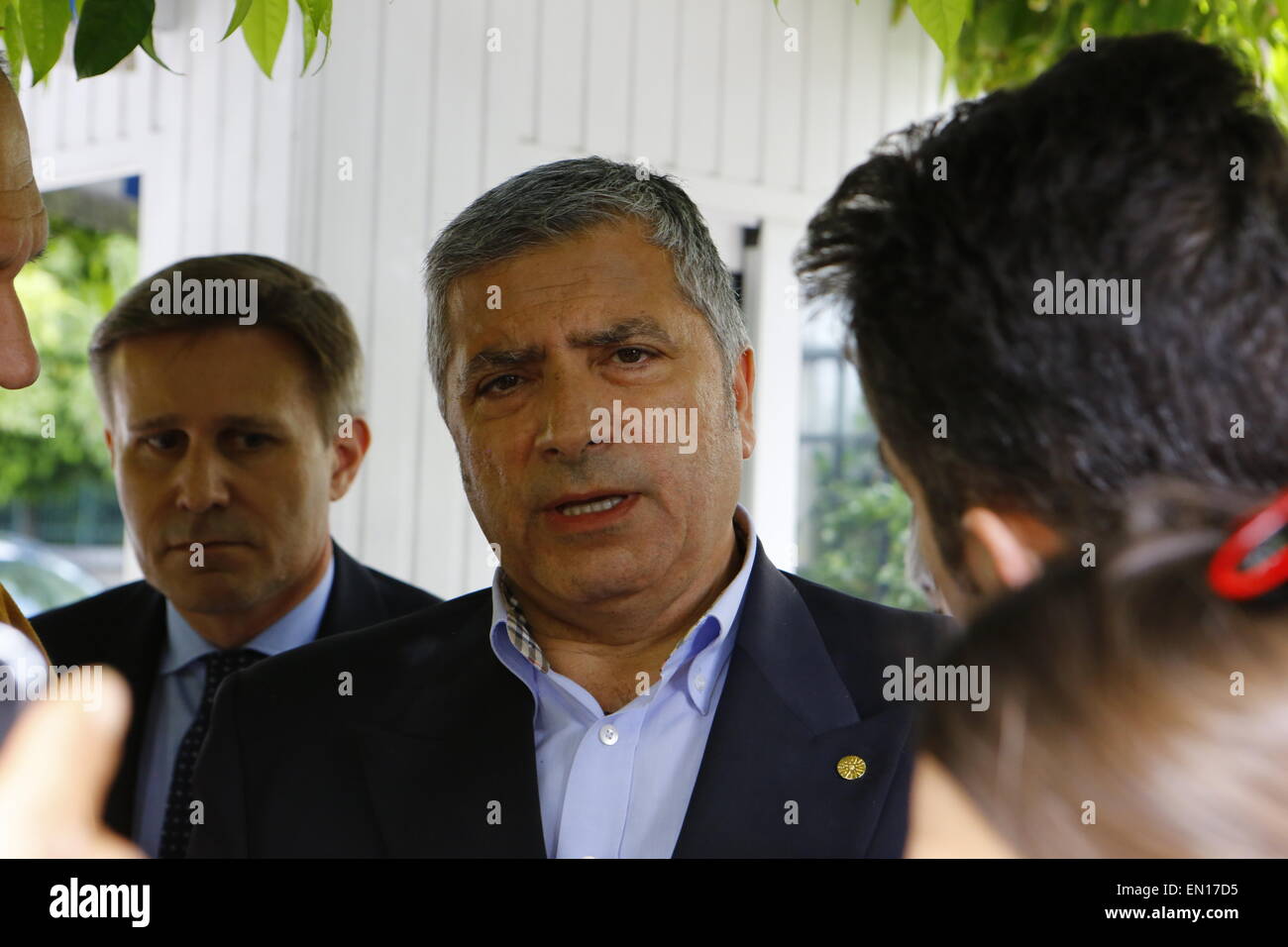 Athen, Griechenland. 25. April 2015. Der Präsident der Kabeljau und Bürgermeister der Gemeinde Athen Marousi, George Patoulis (Mitte), ist umgeben von Journalisten außerhalb der Maximos Villa nach den Gesprächen. Griechischen Premierminister Alexis Tsipras traf mit dem Verwaltungsrat der Zentralverband der Gemeinden (Kabeljau), das Vertretungsorgan der griechischen Bürgermeister, um seinen Antrag für die Cash zu diskutieren transfer von lokalen Regierungen, um die nächste Rate der griechischen Schulden abzuzahlen. Bildnachweis: Michael Debets/Pacific Press/Alamy Live-Nachrichten Stockfoto