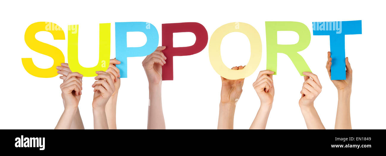 Viele Hände halten bunte gerade Buchstaben oder Zeichen Gebäude isoliert englische Wort Support auf Wh und kaukasische Menschen Stockfoto