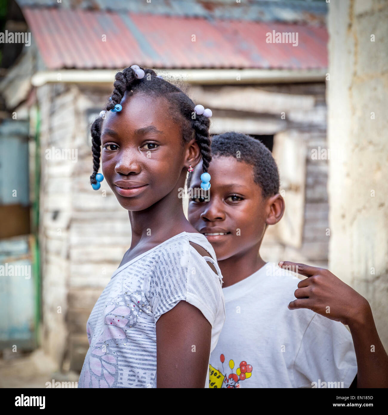 HIGUEY, Dominikanische Republik - 19. November 2014: Porträt des Lächelns haitianische Kinder im Flüchtlingslager in Dominikanische Republik Stockfoto