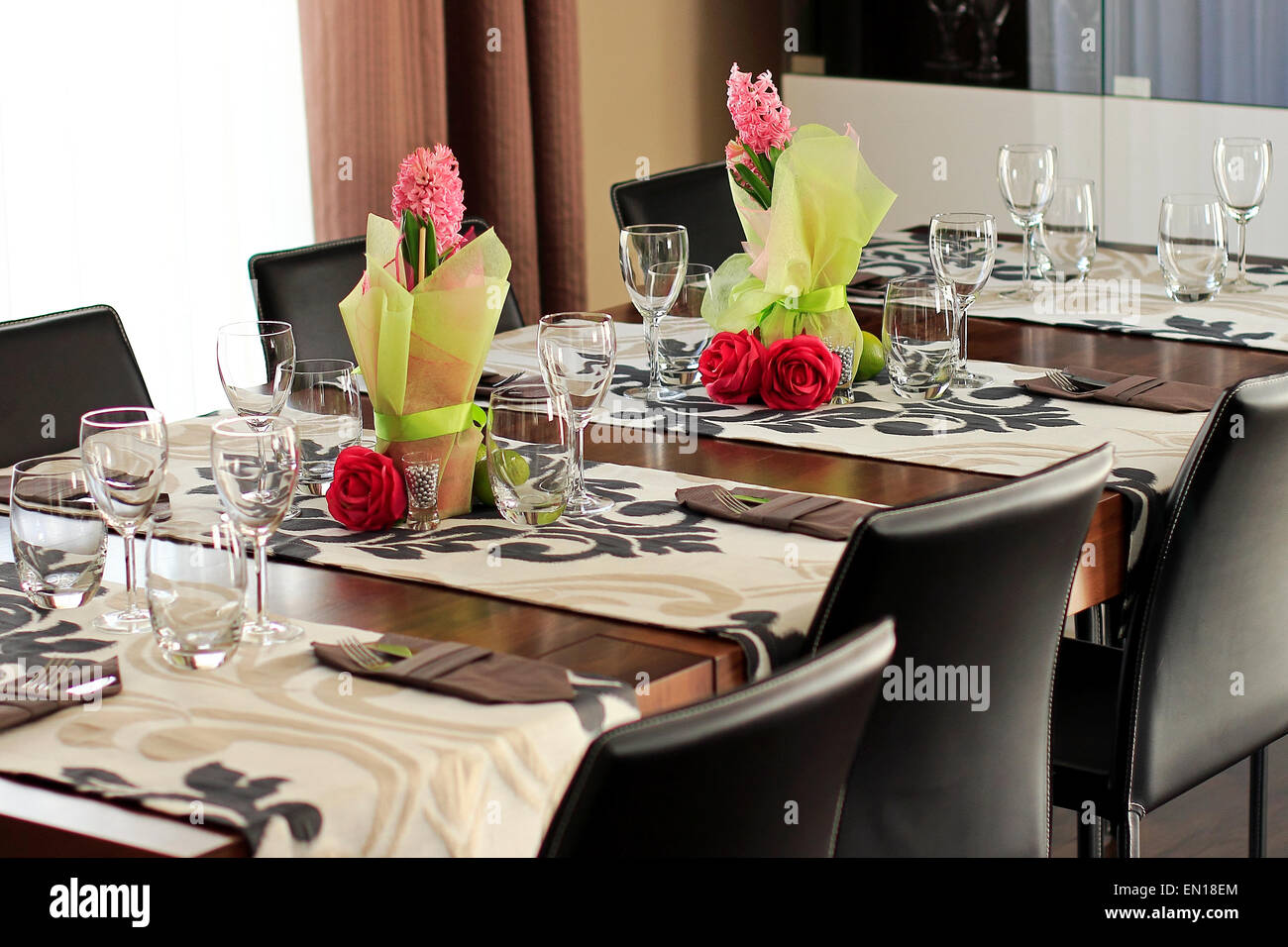 Elegante Tischdekoration für eine Heimatpartei vorbereitet Stockfoto