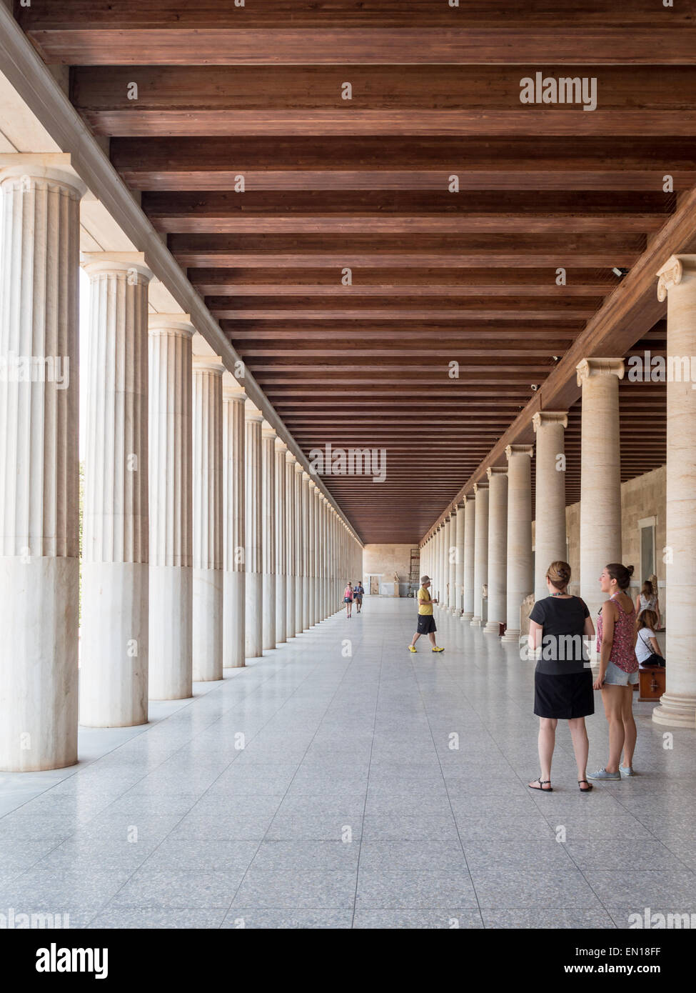 Spalten in der Stoa des Attalos in der Agora von Athen aufgereiht Stockfoto