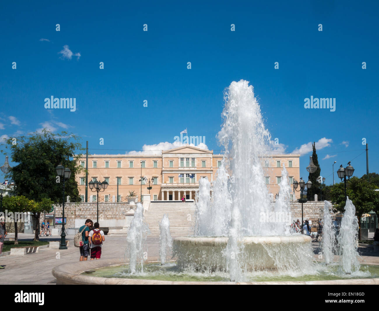 Syntagma-Quadrat Brunnen mit dem griechischen Parlament im Hintergrund Stockfoto