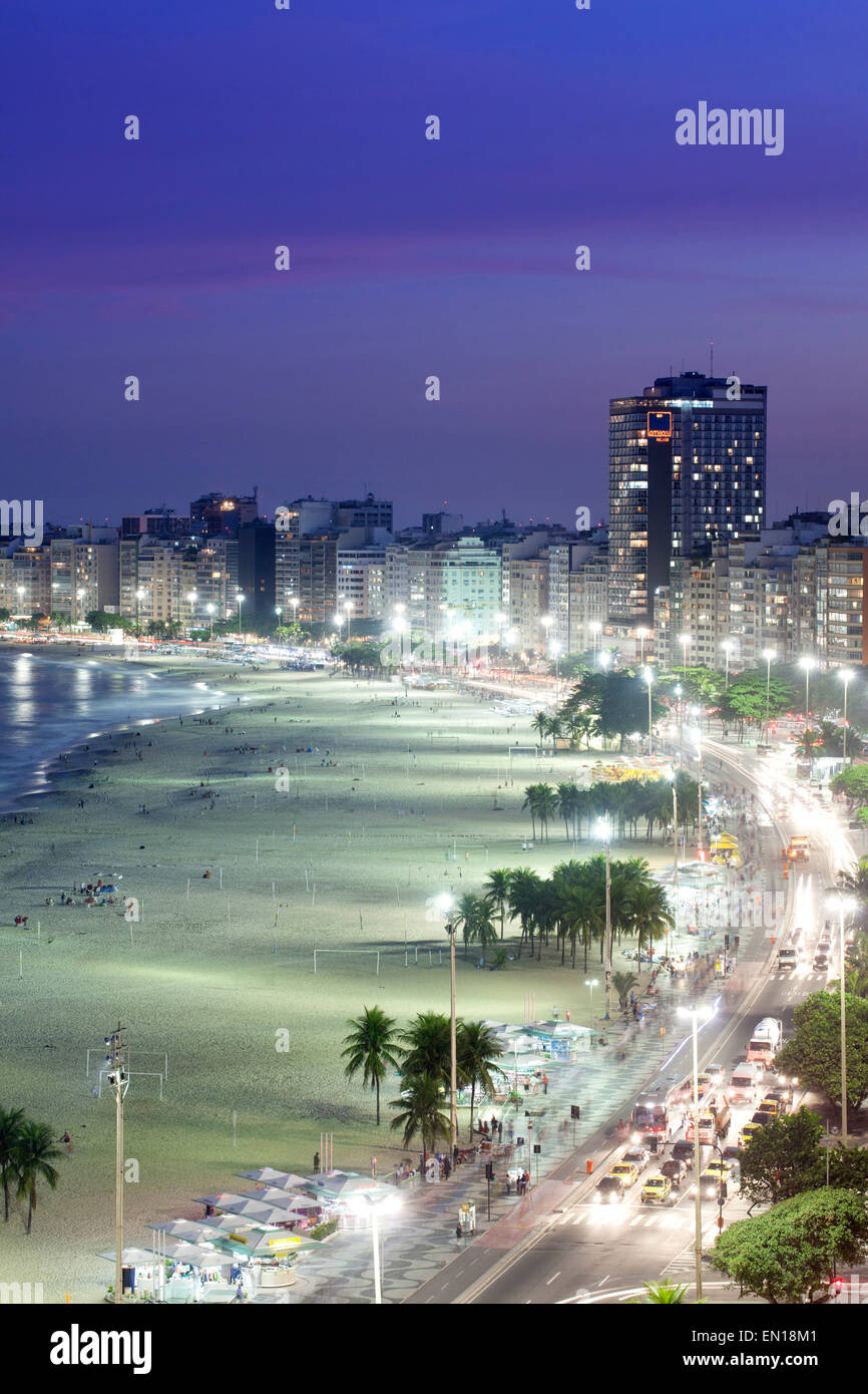 Blick auf den Strand von Copacabana und Leme Nachbarschaften in der Nacht, Rio de Janeiro, Brasilien Stockfoto