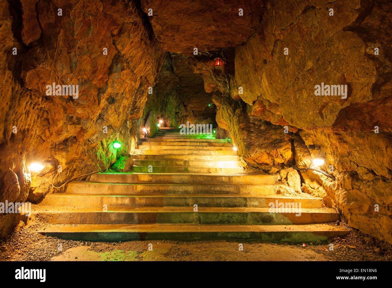 Die Schritte in die Haupthöhle Kammer Leuchten mit bunten Lichtern in Wookey Hole Stockfoto