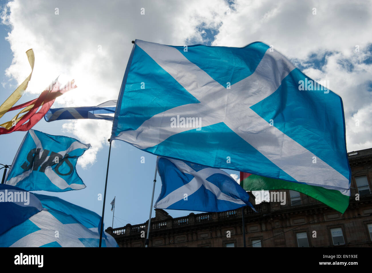 Glasgow, Schottland. 25. April 2015. Tausende von Menschen versammeln sich in George Square, aka "Platz der Freiheit" für Pro-SNP und gegen Sparpolitik Rallye Credit: Tony Clerkson/Alamy Live News Stockfoto