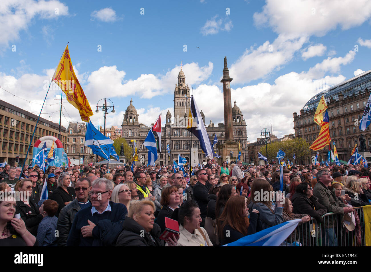 Glasgow, Schottland. 25. April 2015. Tausende von Menschen versammeln sich in George Square, aka "Platz der Freiheit" für Pro-SNP und gegen Sparpolitik Rallye Credit: Tony Clerkson/Alamy Live News Stockfoto