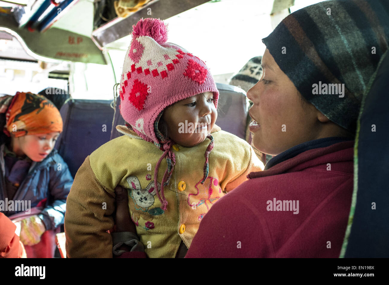 Menschen vor Ort in den Bus, Nepal Stockfoto